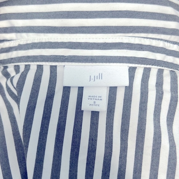 J. Jill White and Blue Sleeveless Button Down Shirt - Picture 2 of 6